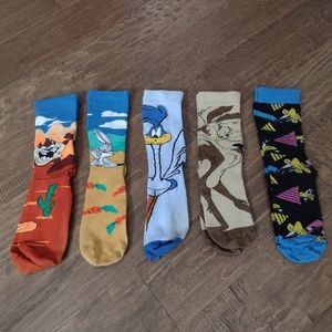 Looney Tunes themed socks. Size 9-12. 5 pairs.